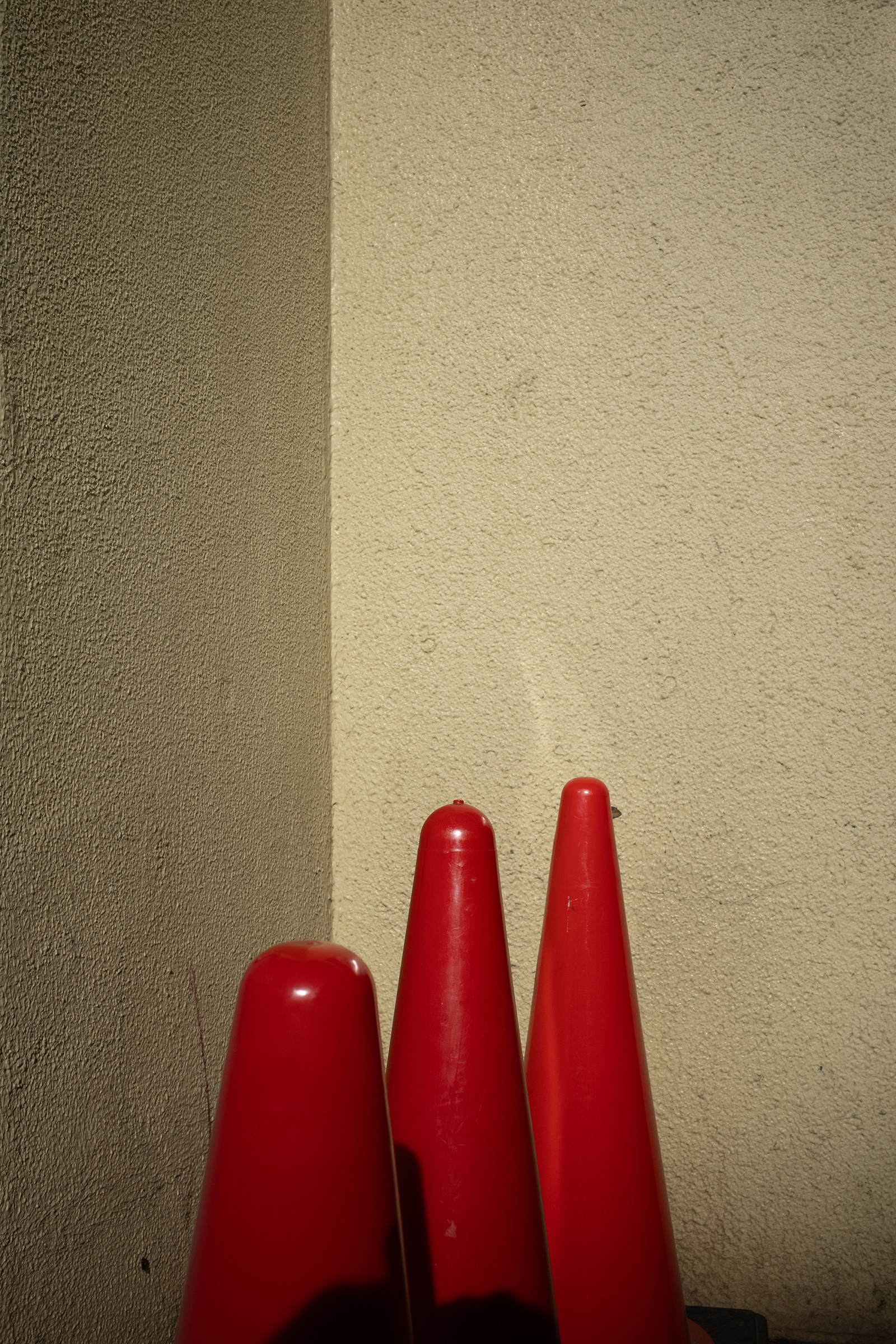 10 - 3 pachołki na tle żółtej ściany