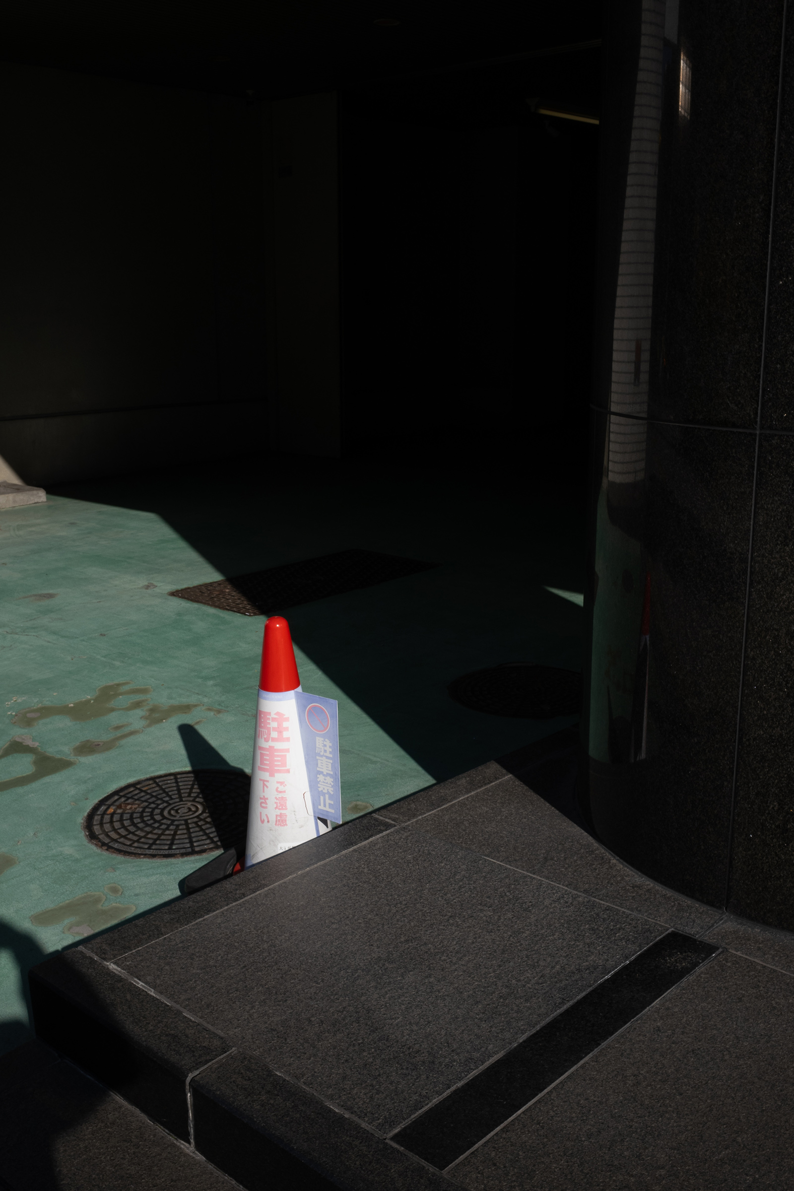 12 - Pachołek ciężki cień i zielona podłoga